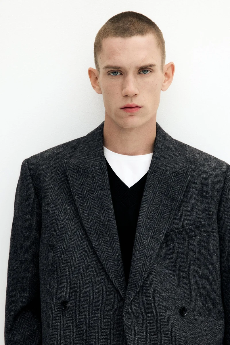 اتش اند ام جاكيت بقصة مريحة وصفين من الأزرار على الصدر